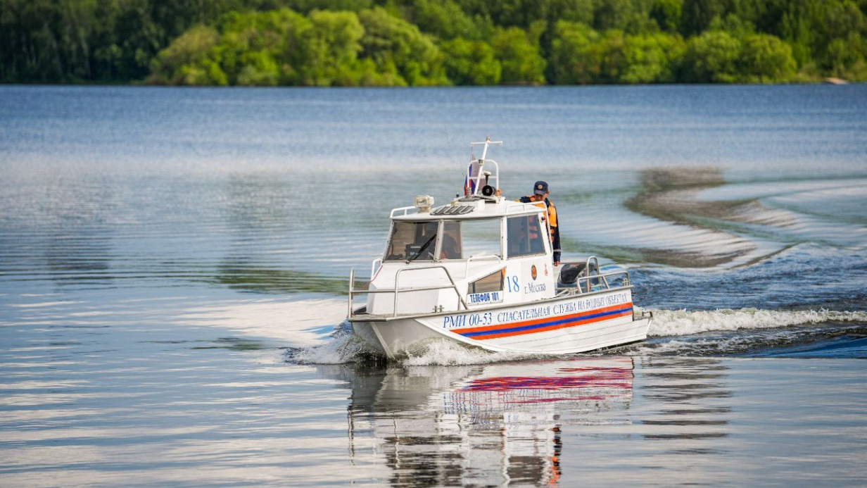 Столичные спасатели усилили патрулирование Москвы-реки и водоемов из-за жары