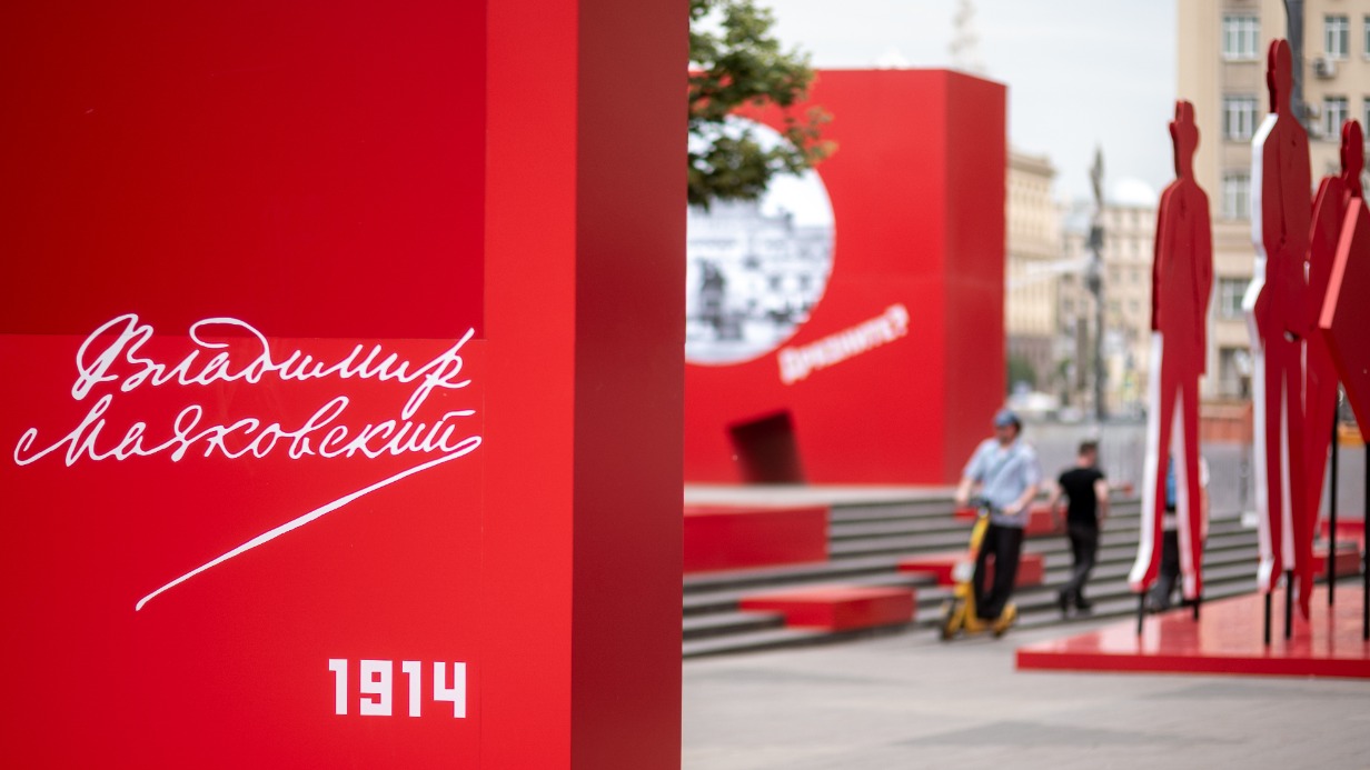 Масштабная инсталляция «Маяковский. Душа Москвы» появилась на Триумфальной площади