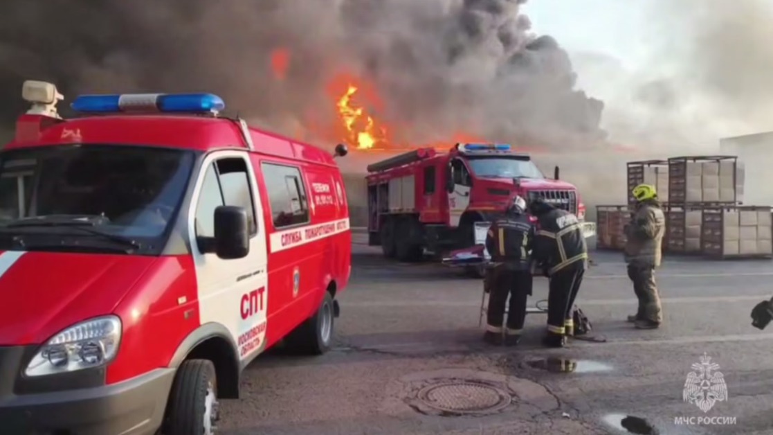 Кровля обрушилась на горящем складе в Пушкине