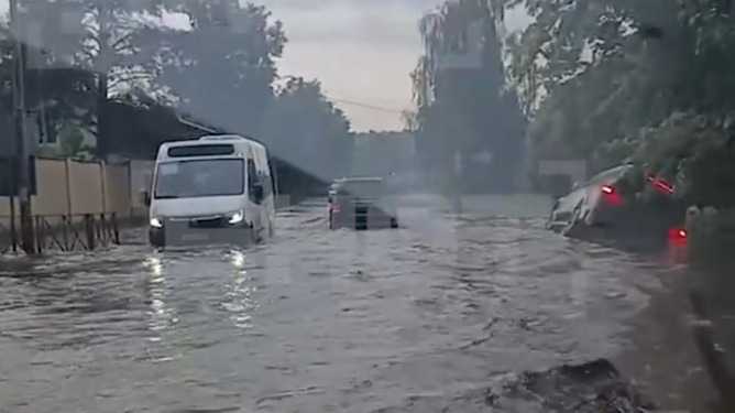 Автомобиль провалился под асфальт в Мытищах из-за затопленной дороги