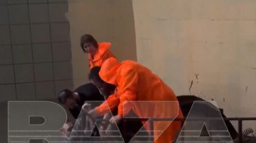 Появилось видео спасения мужчины, затянутого в коллектор на юге Москвы