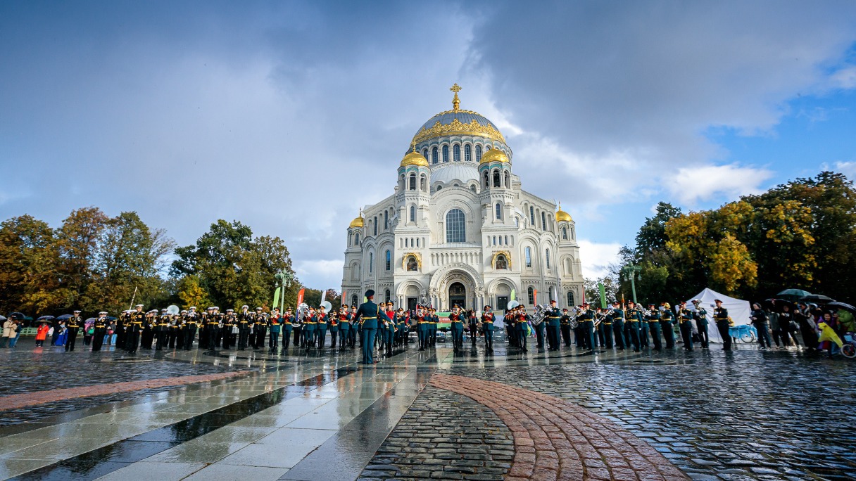 «Военные оркестры в парках»: Москва и Санкт-Петербург откроют летний концертный сезон