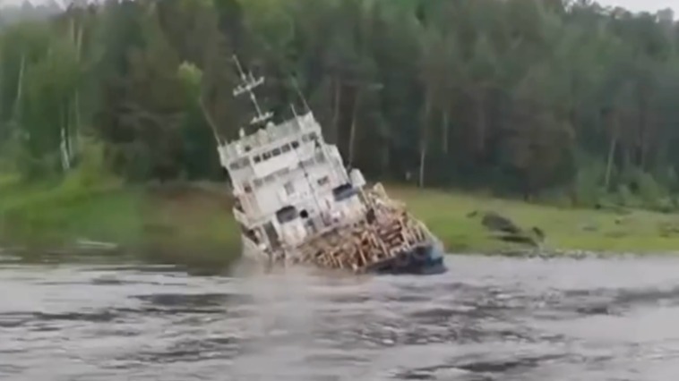 Теплоход получил пробоину на Енисее, в реку попало до 15 тонн дизеля