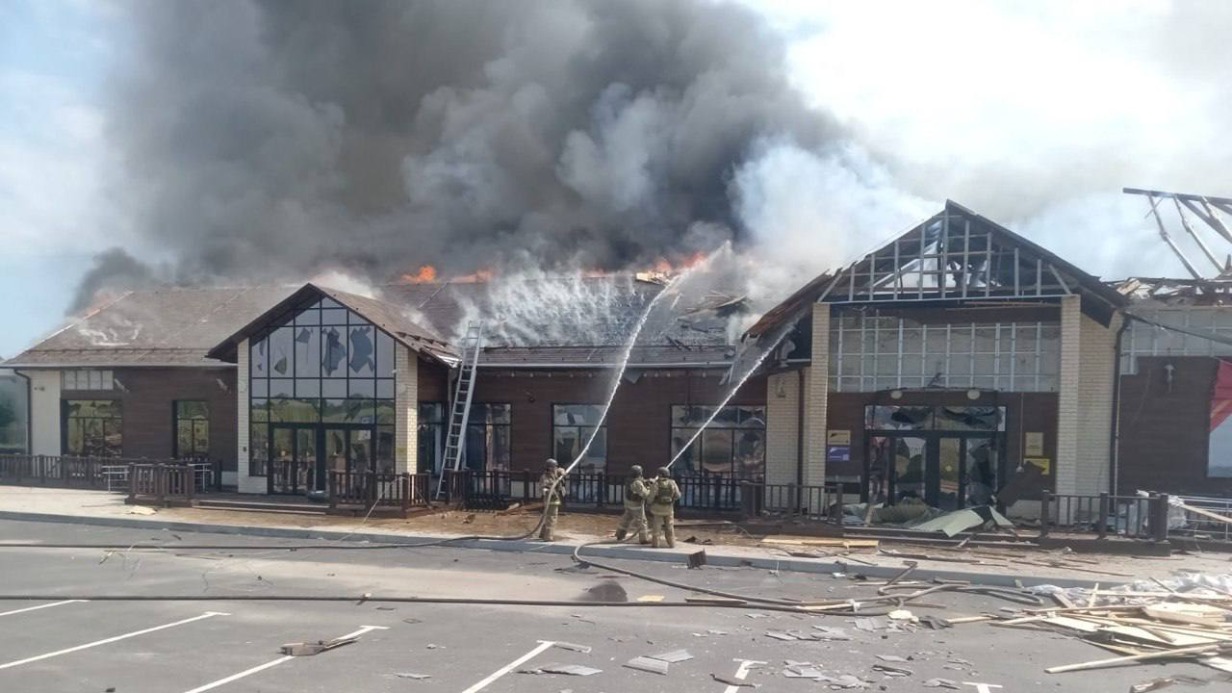 ВСУ ударили HIMARS по дому культуры в Рыльске, один мирный житель погиб