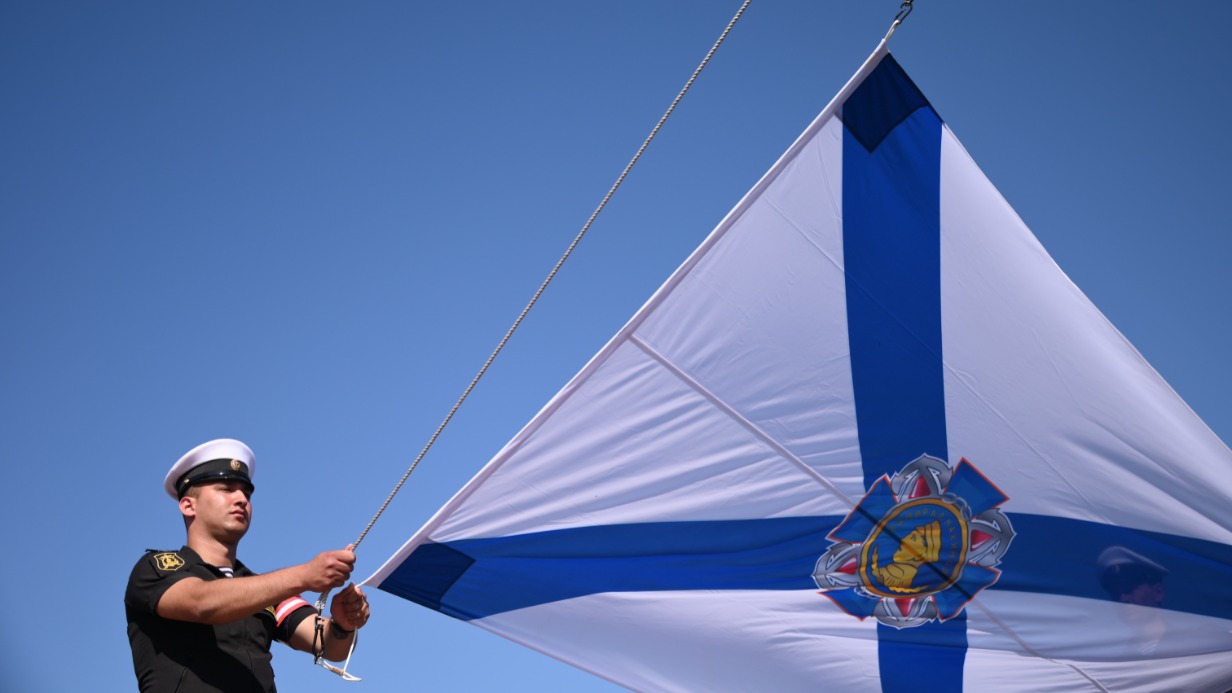 Член экипажа гвардейского ордена Нахимова ракетного фрегата «Адмирал Эссен» во время торжественной церемонии поднятия флага