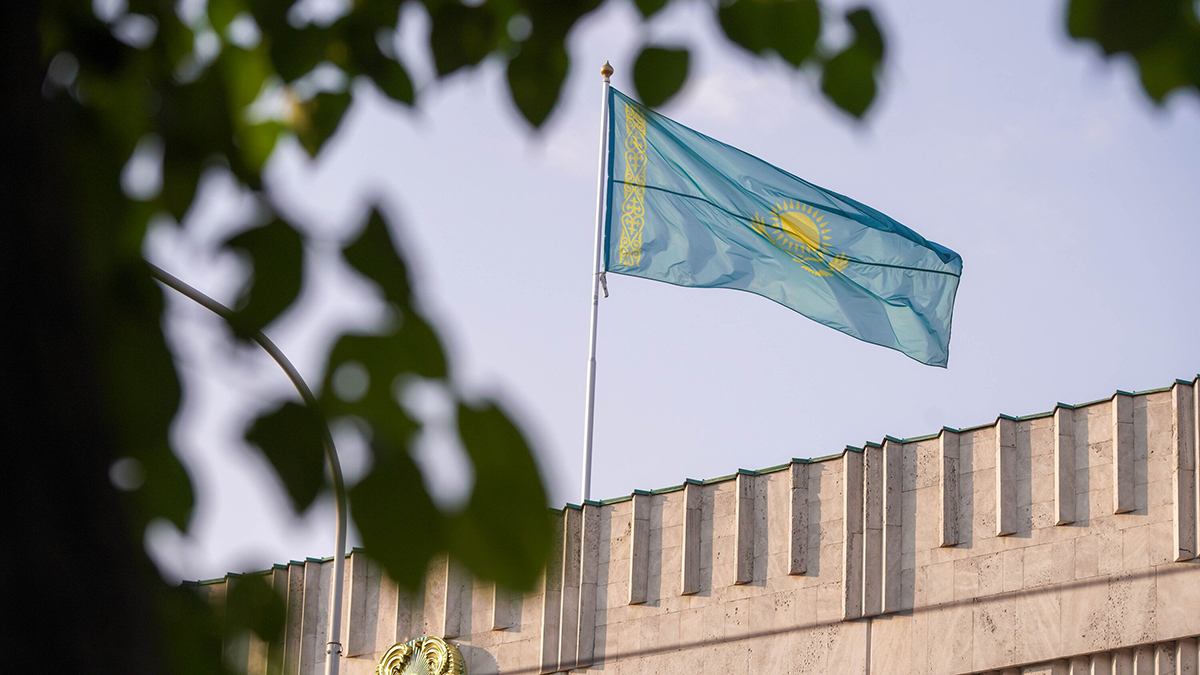 Магазин в Казахстане сделал антироссийскую вывеску