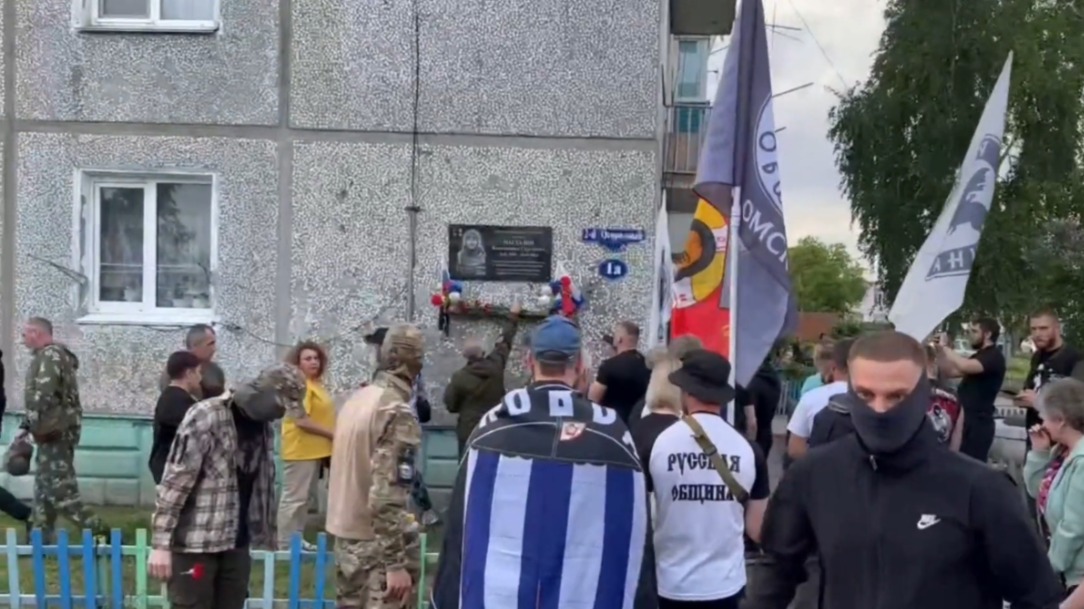 «Пускай я отсижу»: мужчина пригрозил разбить памятную доску бойца СВО в Омске