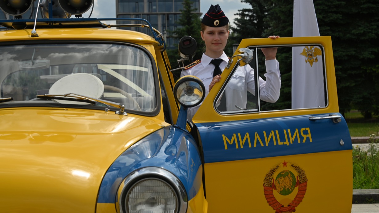 Курсант Московского Юридического университета МВД России Вероника Сергеева показывает советскую служебную «Волгу»