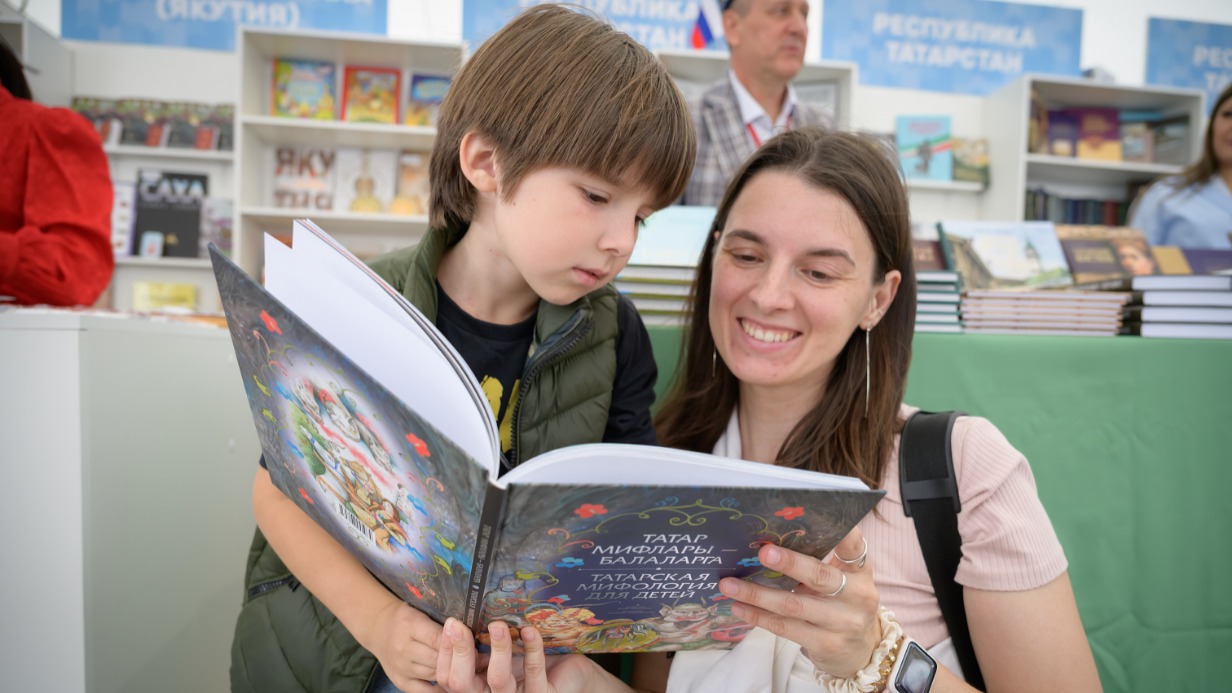 11-й Книжный фестиваль «Красная площадь» и его посетители Анастасия Кузьмина с сыном Марком