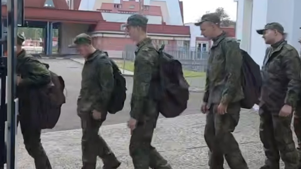 Появились кадры возвращения пленных бойцов ВС РФ с Украины