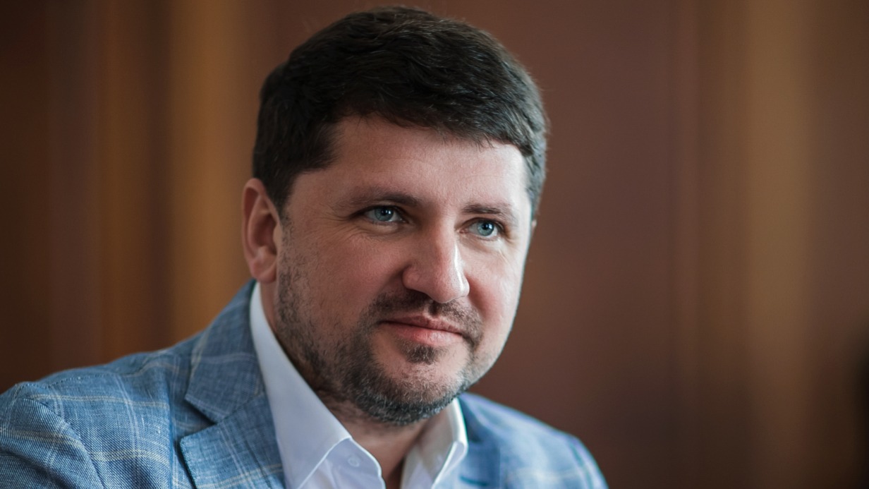 Министр правительства Москвы, руководитель Департамента труда и социальной защиты населения Евгений Стружак в рабочем кабинете