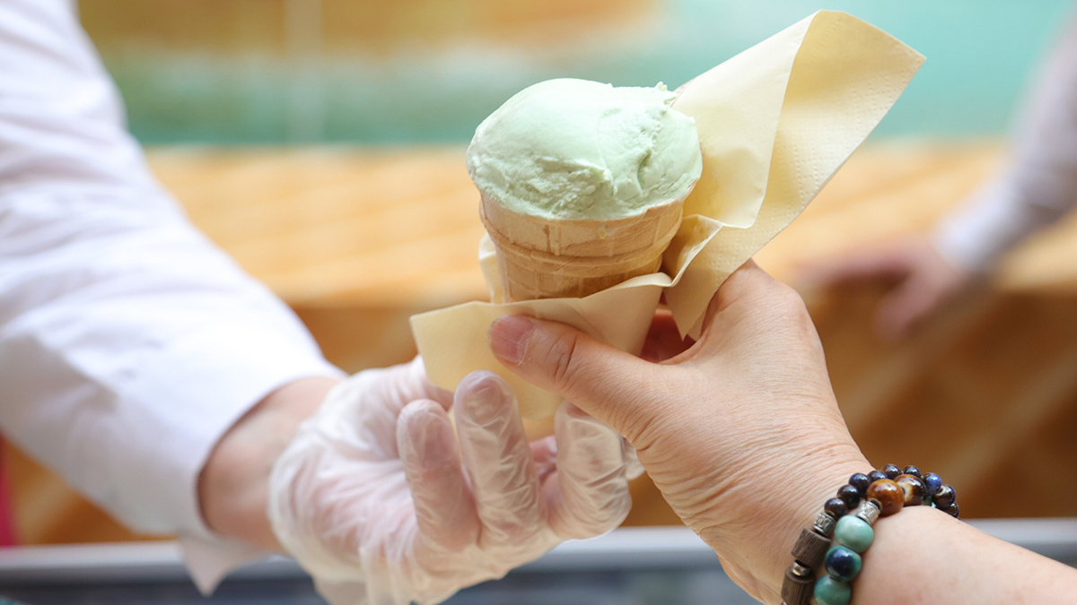 Почему мороженое с сахарозаменителем вредно