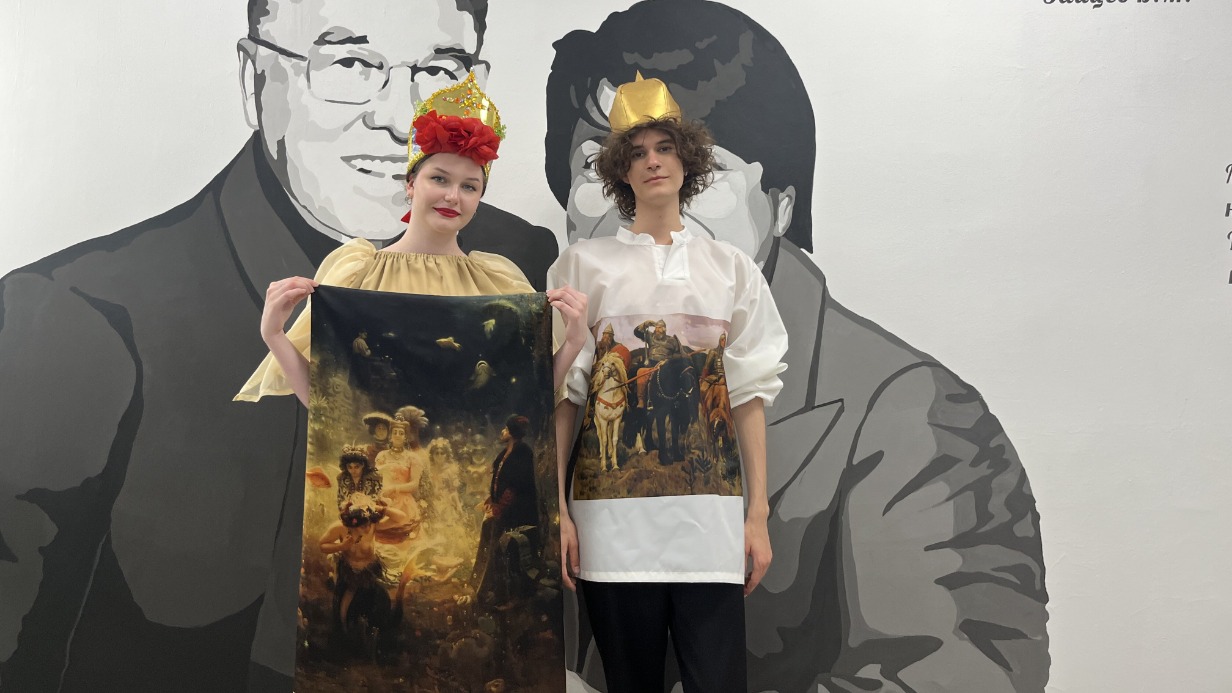 Студенты третьего курса Технологического колледжа № 24 Виктория Кудрявцева и Артем Рец представляют коллекцию одежды «В гостях у сказки» на конкурсе «Московский дебют» имени Клары Гурович