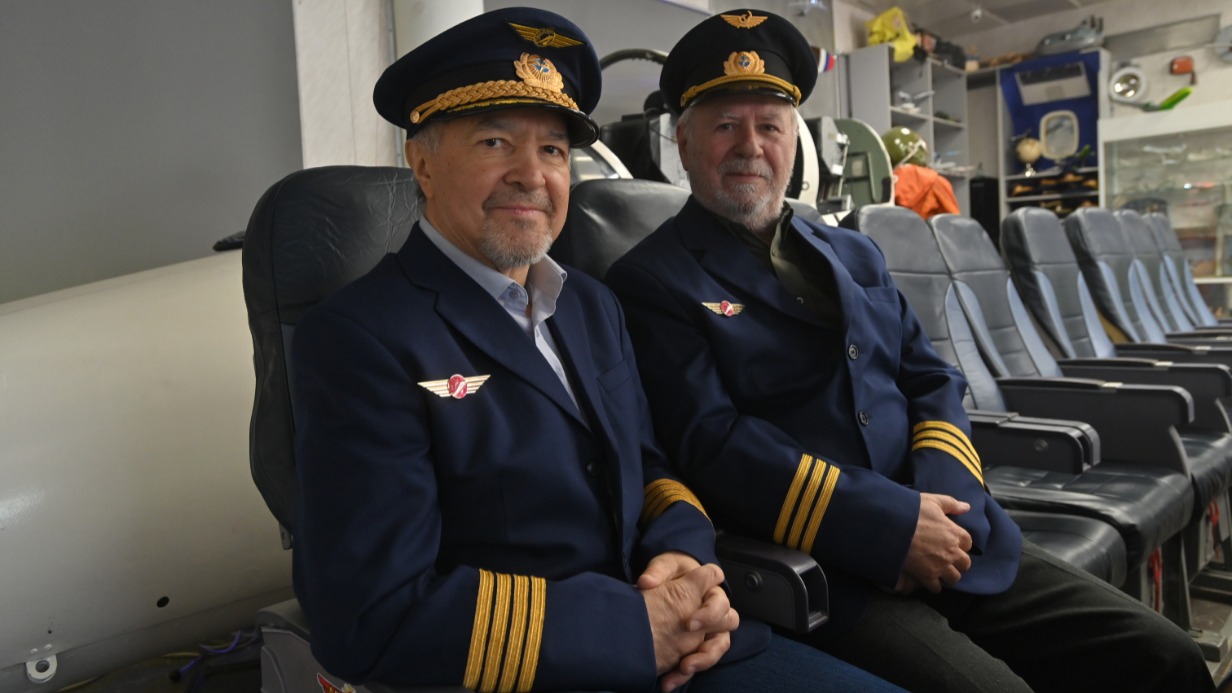 На фото слева направо Валерий Сорокин и Игорь Виноградов учатся летать на самолетах-тренажерах