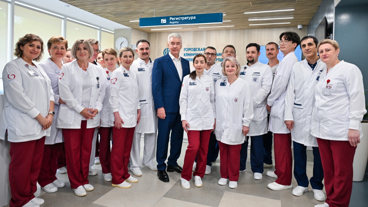 Мэр Москвы Сергей Собянин (в центре) встретился с коллективом городской клинической больницы имени Иноземцева. Он поблагодарил медиков за их работу и отметил, что ввод обновленного корпуса — отличный подарок к предстоящему профессиональному празднику