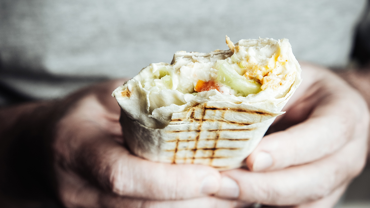 Офицер ВСУ заставил подчиненных построить киоск и продавать там шаурму вместо службы