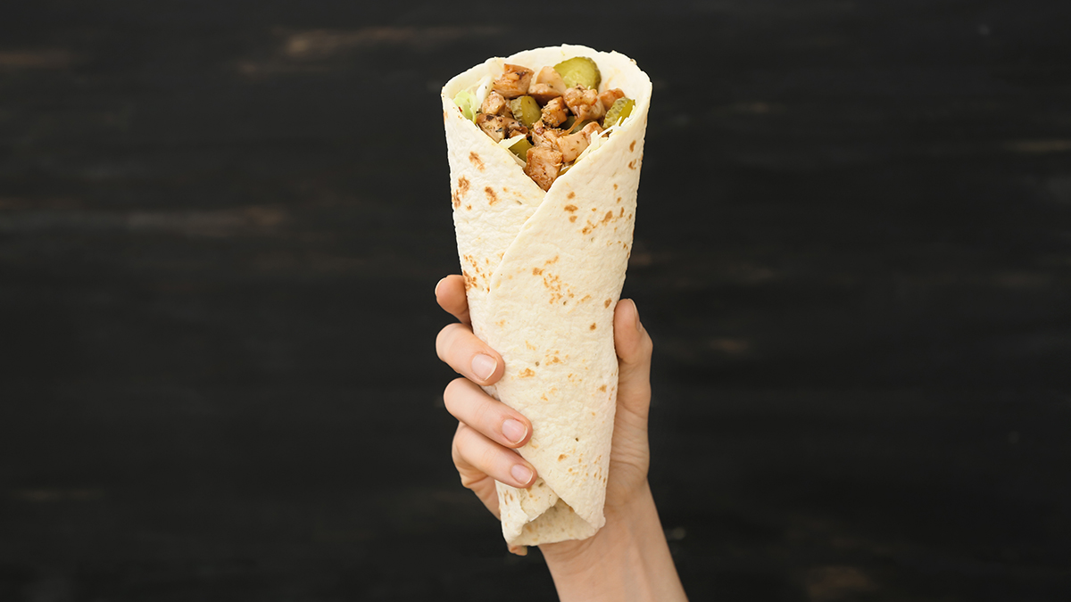 СМИ: Москвич чуть не съел шаурму с металлом и обратился в Роспотребнадзор