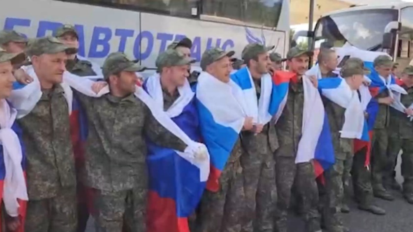 Минобороны показало кадры с возвращенными из плена российскими бойцами