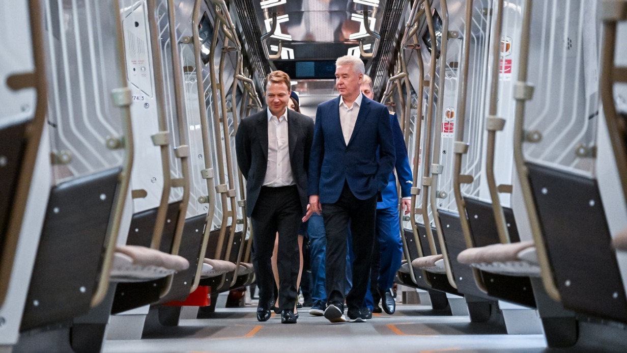 Мэр Москвы Сергей Собянин (справа) и заместитель мэра Москвы по вопросам транспорта и промышленности Максим Ликсутов во время открытия электродепо «Южное»