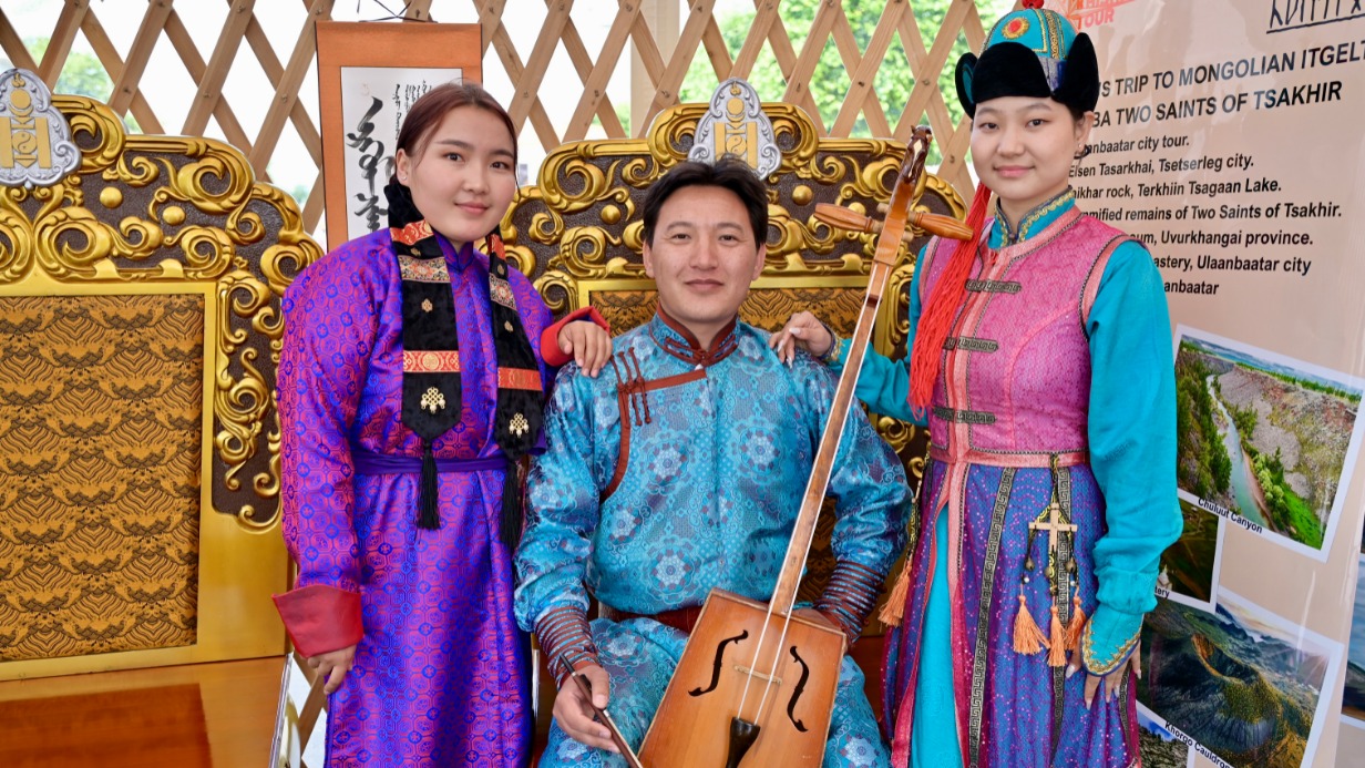 Представители монгольских туристических компаний (слева направо): Шинэсаран Одсурэн, Жаргалсайхан Тэрбиш и Янжинлхам Болдбаатар демонстрируют монгольский народный инструмент морин хуур