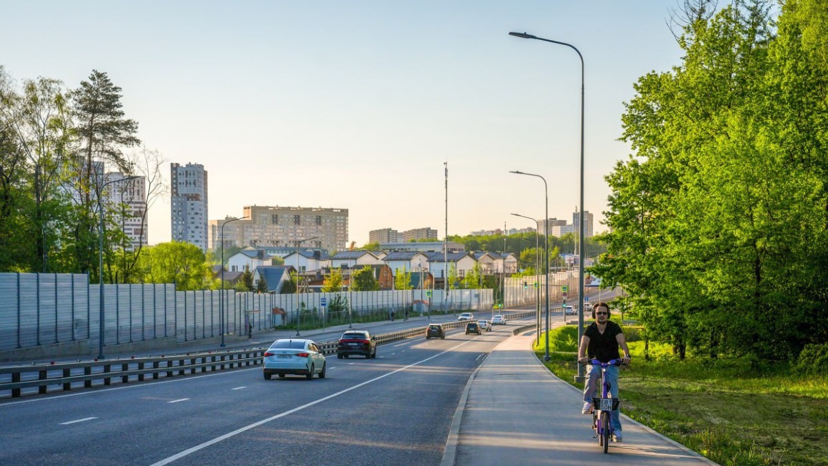 Территории возле трех станций метро благоустроили в ТиНАО 