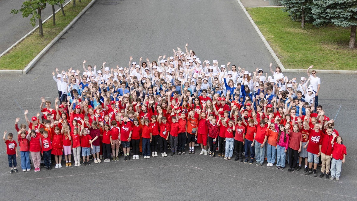 Около 400 детей исполнили гимн России у стен Музея Победы