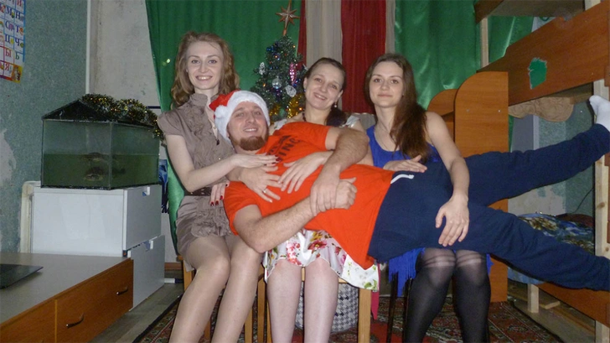 «Зубы будут выдирать»: дочь многоженца Сухова рассказала об угрозах отца