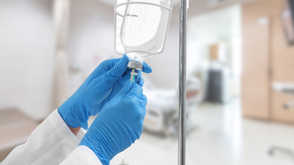 Состав детокс-капельницы обычно включает физраствор и активные компоненты: антиоксиданты, витамины, аминокислоты