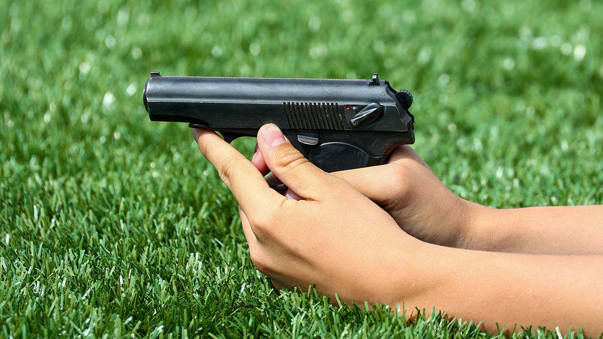 Пьяный мужчина устроил стрельбу на детской площадке в Люберцах