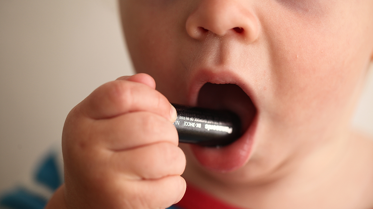 Что делать, если ребенок проглотил батарейку