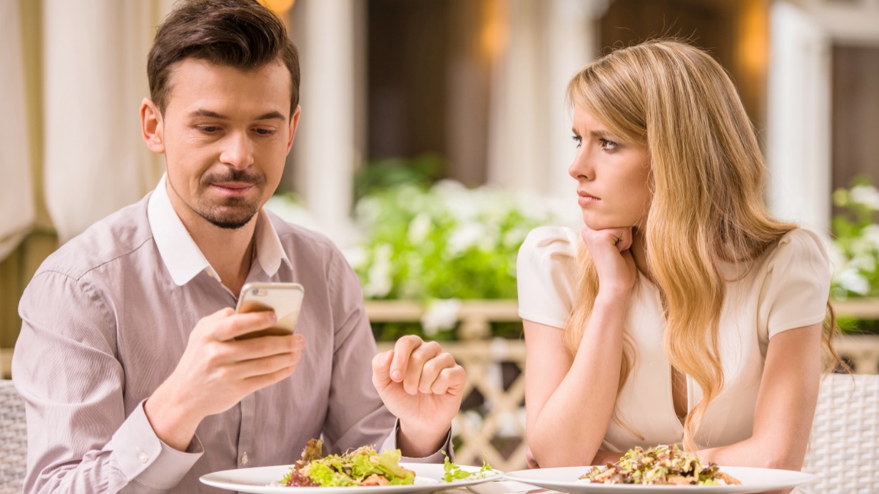 В Москве появилась необычная услуга: свидание с мужчиной, от которого нужно держаться подальше