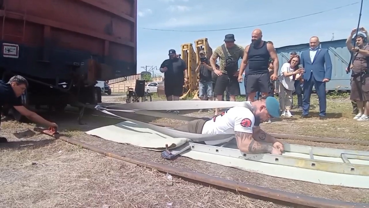 Потерявший ноги ветеран СВО сдвинул вагон и поставил мировой рекорд