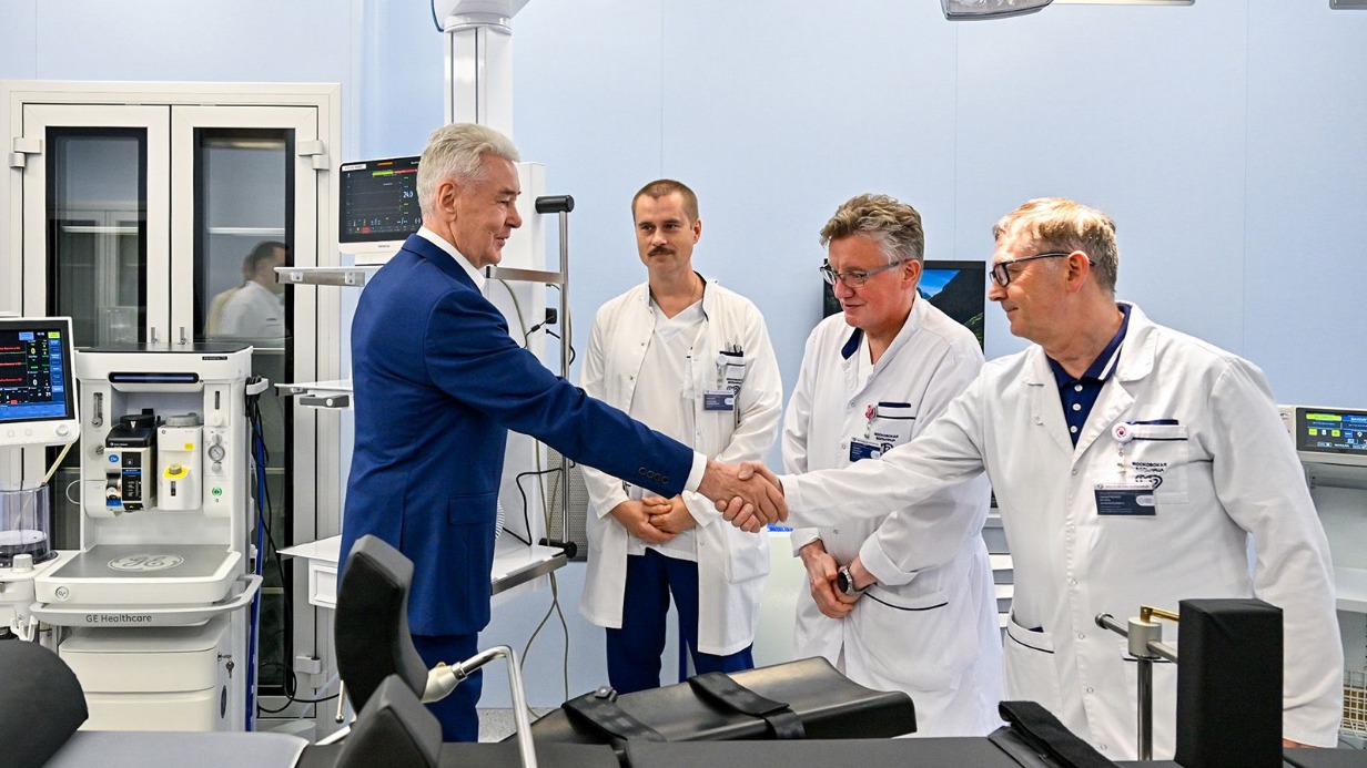 Мэр Москвы Сергей Собянин встретился с коллективом городской клинической больницы имени Иноземцева и пожал руку заведующему Центром анестезиологии и реанимации Игорю Захарченко