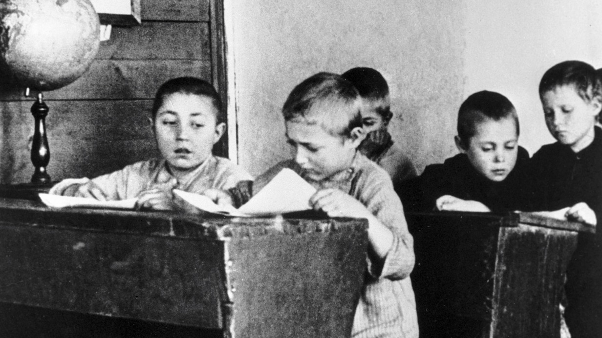 Ученики за партами на уроке в сельской школе