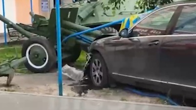 Mash: Автомобиль с дипномерами Сьерра-Леоне врезался в пушку в столичном сквере