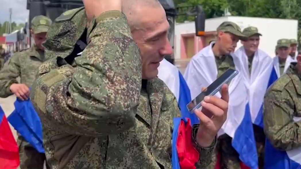 Один из вернувшихся из плена российских военных расплакался, позвонив родным