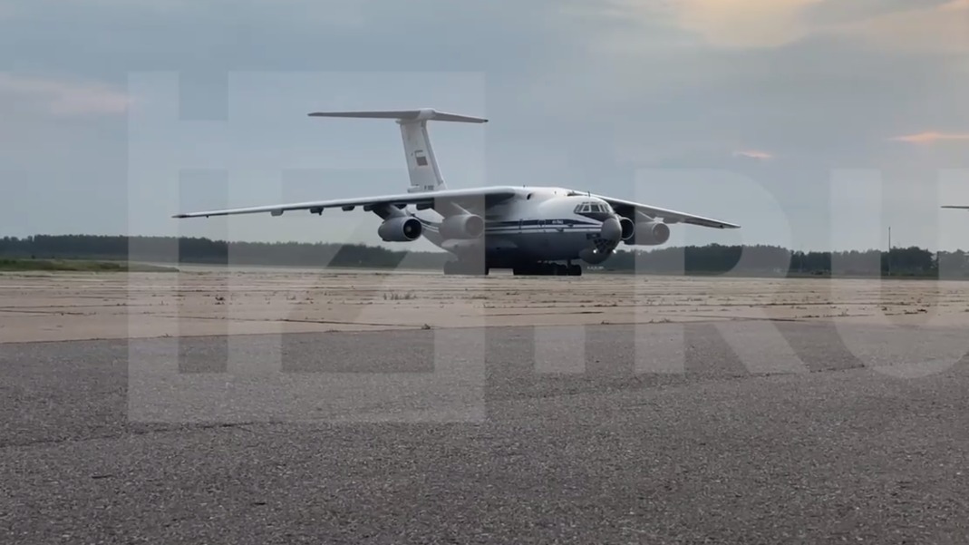 Самолет с третьей группой вернувшихся из плена военных приземлился в Подмосковье