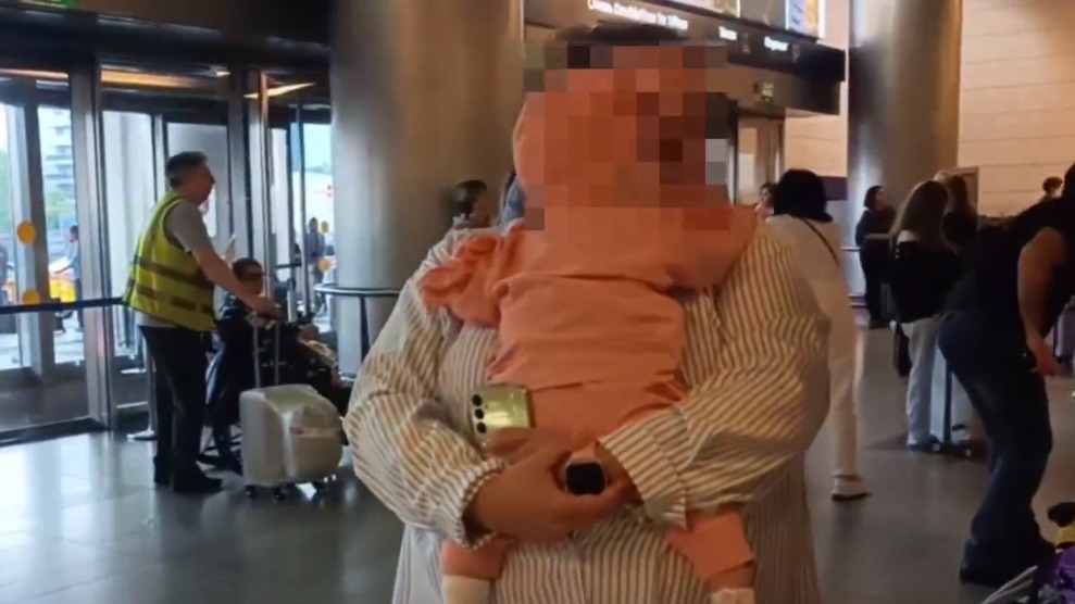 Младенца, которого мать пыталась оставить в аэропорту Антальи, вернули в Россию