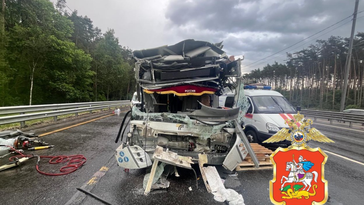 Автобус с пассажирами врезался в грузовик на Симферопольском шоссе