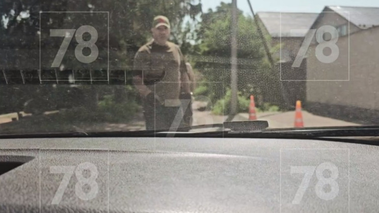 Солист Мариинского театра Вернер напал на журналистов и разбил им машину