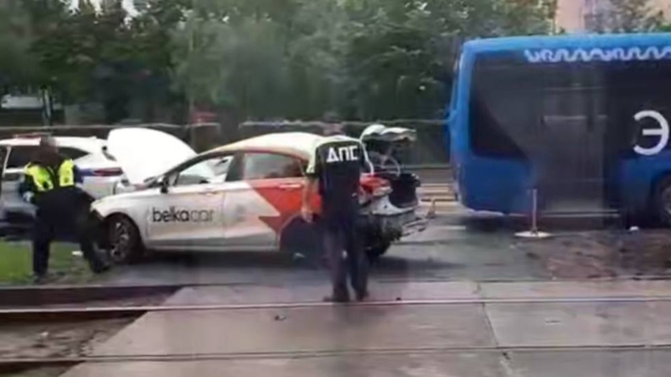 Двое пьяных молодых людей на каршеринге врезались в автобус в Москве