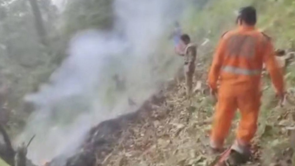 Вертолет разбился в Гималаях на севере Индии, все пассажиры погибли