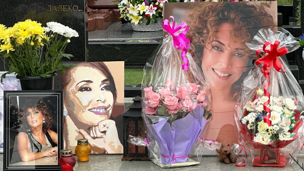 Оставленные поклонником часы украли с памятника Жанне Фриске