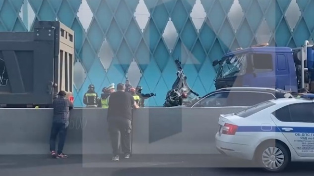 Две фуры смяли в кусок металла легковушку у станции Белокаменная МЦК 