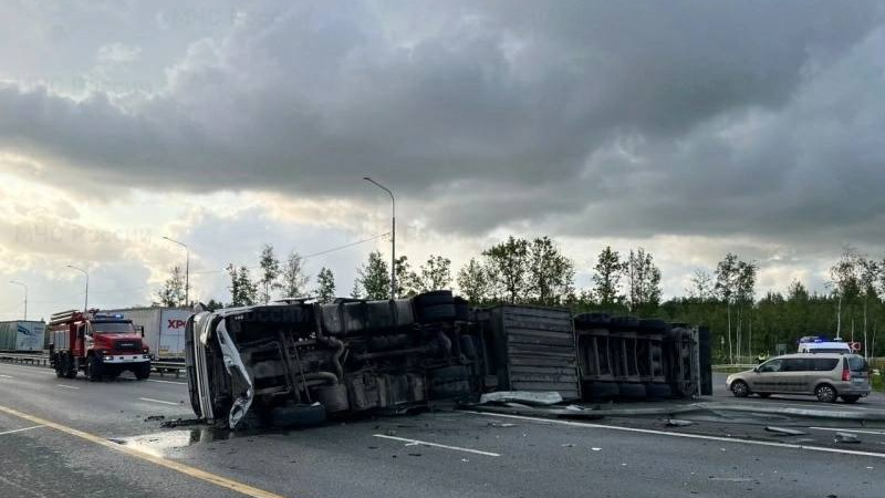 Фура перевернулась и перекрыла дорогу на трассе М-12 «Восток» в Подмосковье