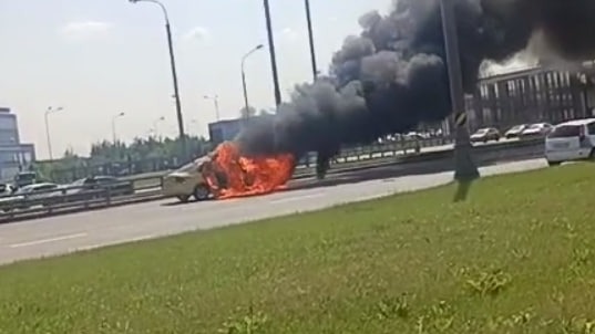 Такси загорелось на юге Москвы, есть пострадавший