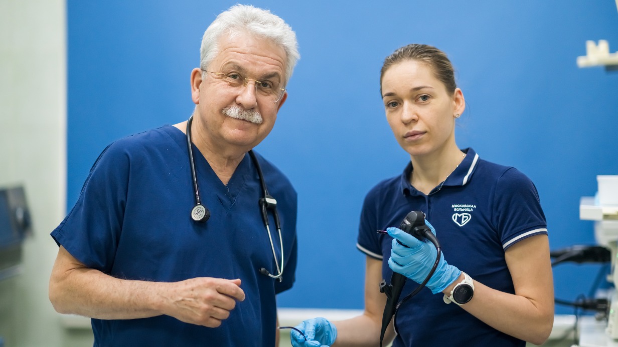 Главный детский хирург Москвы, завотделением детской торакальной хирургии Детской городской больницы им. Н. Ф. Филатова Александр Разумовский обсуждает прошедшую операцию с молодой коллегой, детским торакальным хирургом Аленой Шоминовой