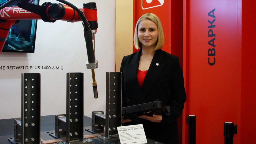 Руководитель Академии роботизации производителя роботизированных систем Анастасия Михеева демонстрирует робот-манипулятор