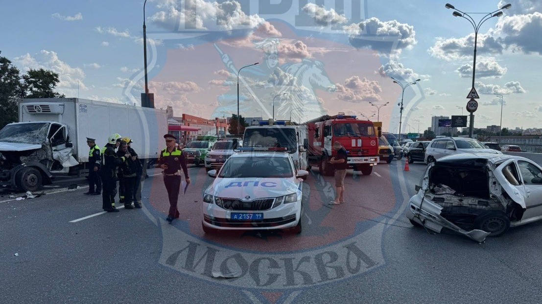 Два человека пострадали в результате массового ДТП на севере Москвы