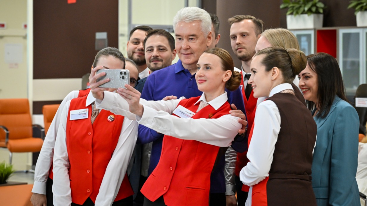 Мэр Москвы Сергей Собянин во время открытия нового офиса госуслуг «Мои документы» района Аэропорт в общественном центре «Баку» пообщался с его сотрудниками и посетителями. И конечно, мэр не отказал в просьбе сделать совместные фотографии на память